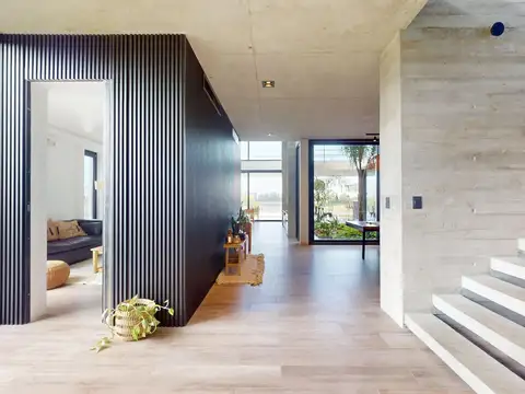 Casa 8 ambientes con 4 baños