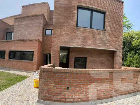 Casa en Venta con 10 cocheras