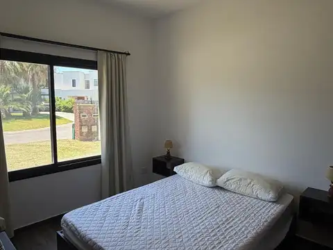 Casa en Alquiler con 4 cocheras