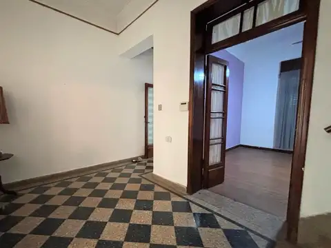 Casa 7 ambientes con 2 baños
