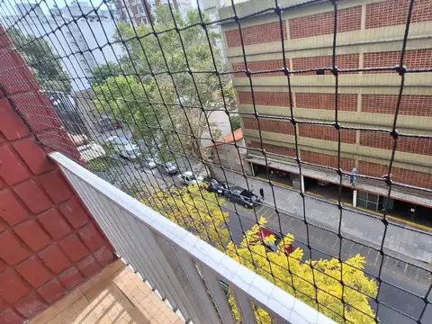 3  AMBIENTES EXTERNO C/DEPENCIA Y COCHERA FIJA CENTRO