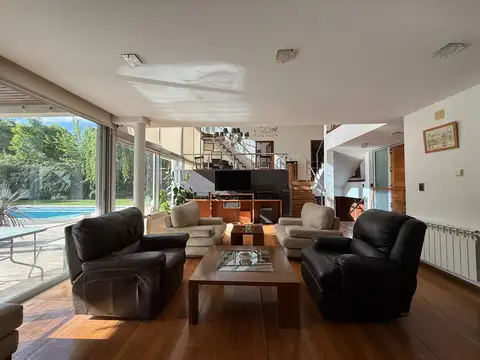 Casa 8 ambientes con 4 baños
