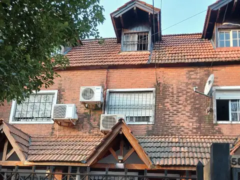 APTO CREDITO BANCARIO HERMOSO Y AMPLIO TRIPLEX 5 AMB ( 4 DORM. 3 BAÑOS) CON COCHERA Y FDO C/ PARRILLA