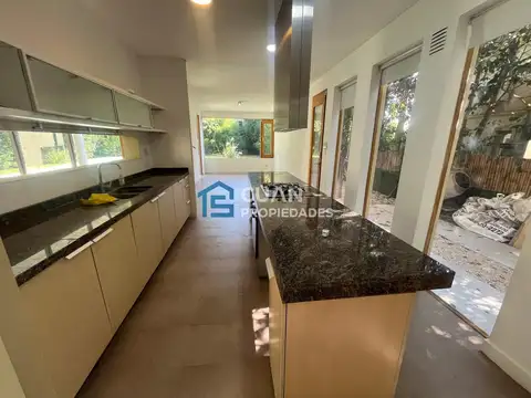 Casa 5 ambientes con 4 baños