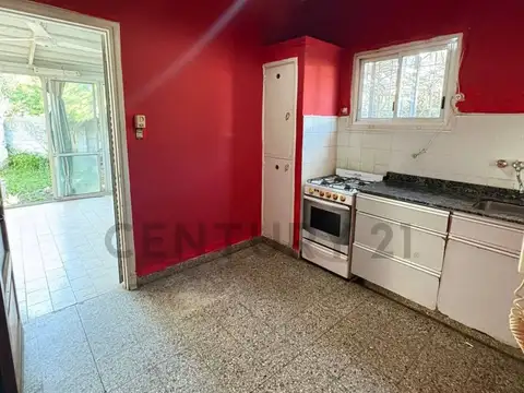 CASA TIPO PH en lote propio con 2 dormitorios, patio y ambientes extra – 123 m² – Apta Banco