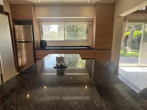 Casa 5 ambientes con 3 baños