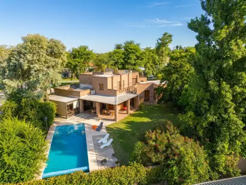 CASA EN VENTA ALMAFUERTE DOBLE LOTE PILETA 1050 M2
