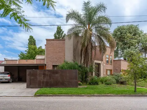 Casa 7 ambientes con 3 baños