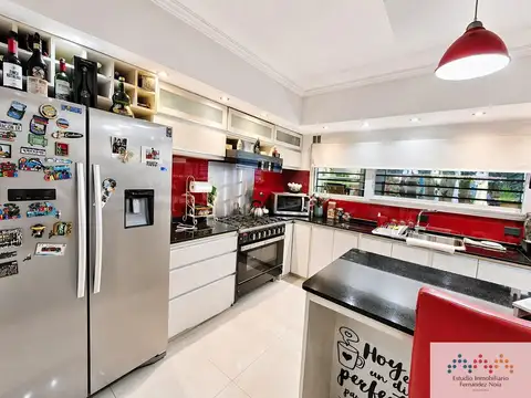 Casa en Venta con 3 cocheras