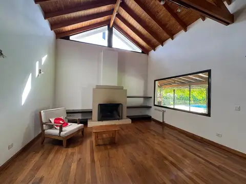 Casa en Alquiler con 2 cocheras