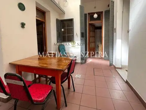 INMEJORABLE CASA DE 236 Mts. con Cochera y Local comercial