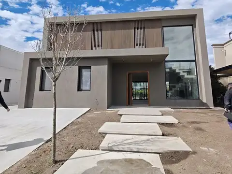 Excelente casa a estrenar  en lote interno de Carpinchos