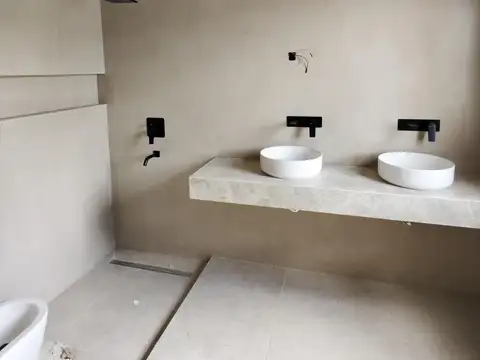 Casa en Venta con 4 cocheras