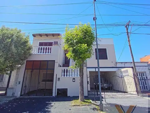 Casa en venta - 4 Dormitorios 2 Baños - San Nicolás de los Arroyos