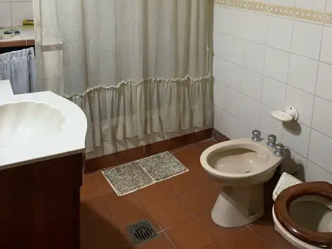 Venta. Chalet 5 amb con garage. Los Polvorines. E. Frias 3774