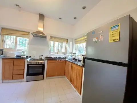 Muy cómoda casa de 4 dormitorios y amplios espacios en Playa Mansa, Punta del Este.