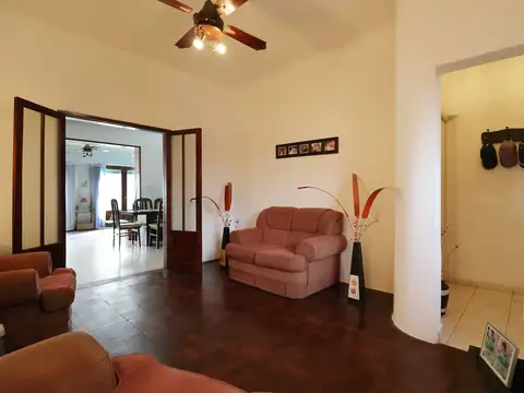 VENTA CASA 5 AMB C/PILETA Y PARRILLA EN V. ADELINA