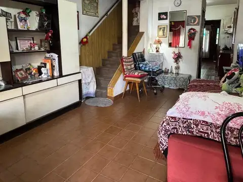 DUPLEX 3 AMBIENTES CON COCHERA Y AMPLIO JARDÍN EN VENTA