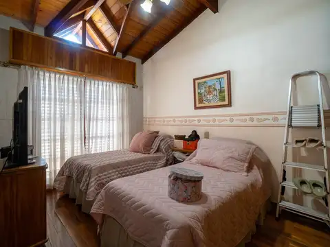Chalet en dos plantas en Loma Hermosa, con galería
