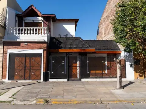 Chalet en dos plantas en Loma Hermosa, con galería