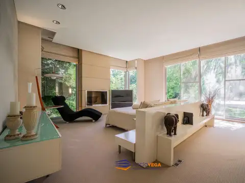 Casa en Venta con 2 cocheras