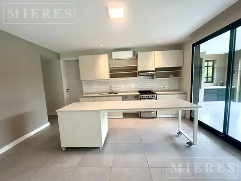 Casa en Alquiler con 6 cocheras