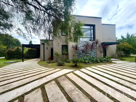 Casa en alquiler anual. Lote Interno en Santa Catalina, Villa Nueva