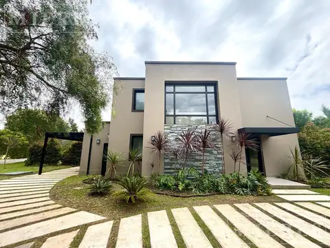Casa en alquiler anual. Lote Interno en Santa Catalina, Villa Nueva