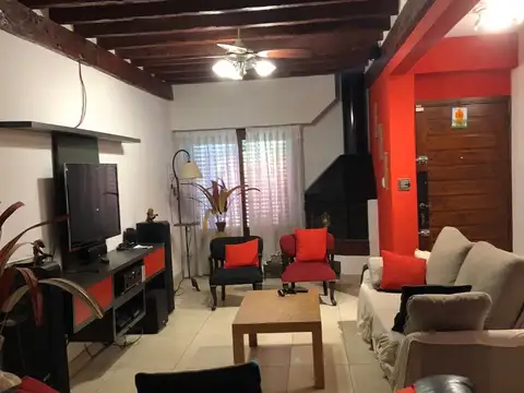 VENDO Excelente casa 6 ambientes con Jardín y piscina en estratégica zona de Liniers