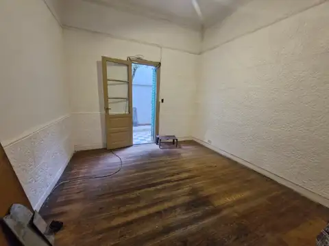 2  1/2 Ambientes Amplios en Planta Baja c/ Patio