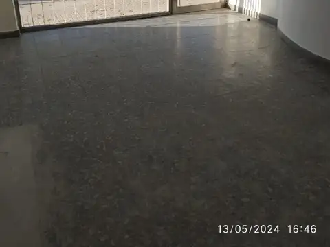 EXCELENTE LOCAL comercial en la mejor zona de FISHERTON.