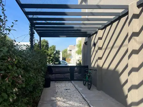 Casa en Alquiler con 2 cocheras