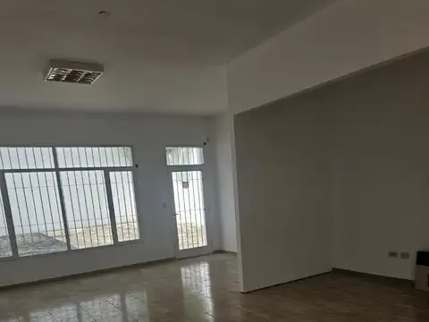 Oficina 5 ambientes con 2 baños