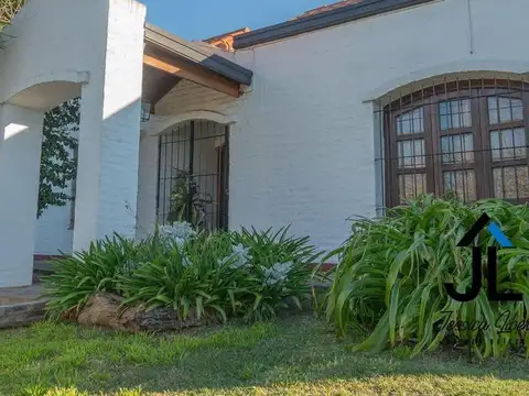 Casa en Venta en Capilla del Señor con parque de 1700 m2 en el casco urbano.