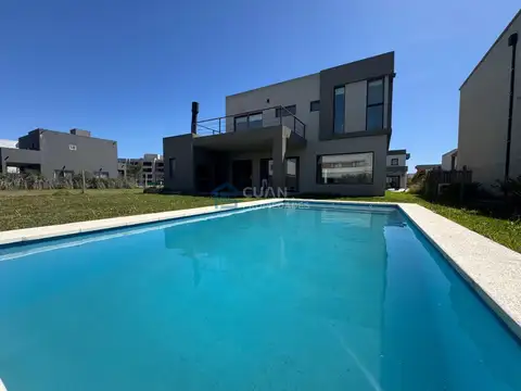 Casa 5 ambientes con 4 baños