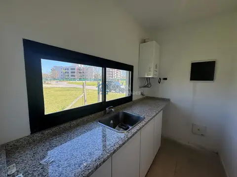 Casa en Alquiler con 3 cocheras