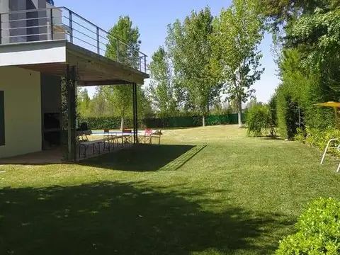 Casa en Venta con 3 cocheras