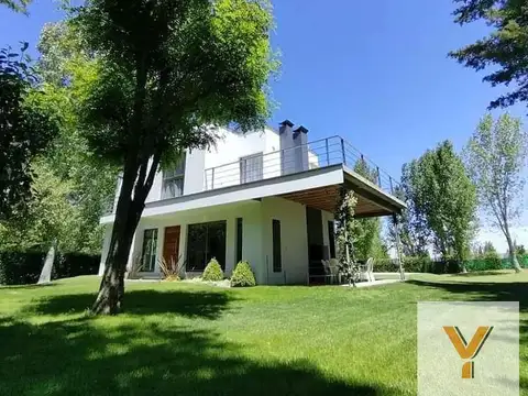 Casa en venta - 3 Dormitorios 2 Baños - Cocheras - San Rafael