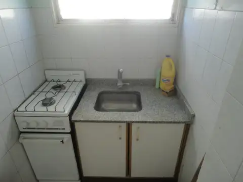 MONOAMBIENTE CONTRAFRENTE CON BALCON COCINA SEPARADA POR ESCALERA METROS ESTACION CIUDADELA