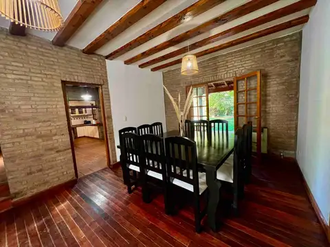 Casa en Alquiler con 2 cocheras