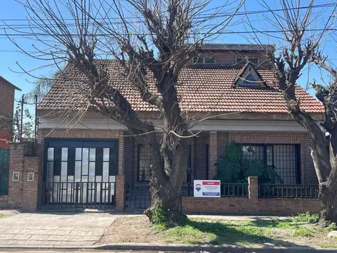 CASA EN VENTA, 5 ambientes, pileta, en San Miguel.