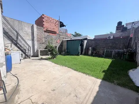 Casa 3 dormitorios - Local comercial - Cochera - BATLLE Y ORDOÑEZ JOSE  al 2000