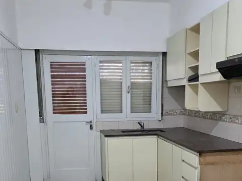 Av. José M. Paz 400, Piso 1