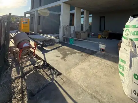 Casa en Alquiler con 4 cocheras