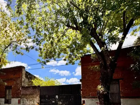 Terreno Con Mejoras, Ideal Inversores, Excelente Ubicación - Luján Centro.