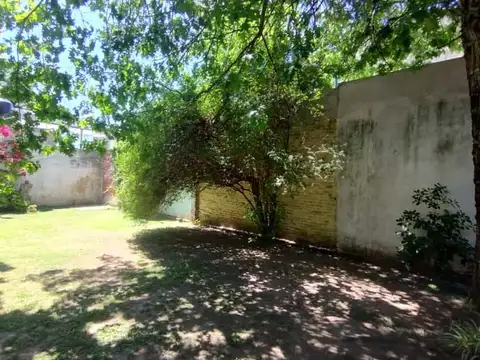 VENTA CASA 4 AMBIENTES EN BERNAL CON AMPLIO LOTE