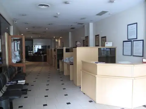 Oficina 20 ambientes con 24 baños