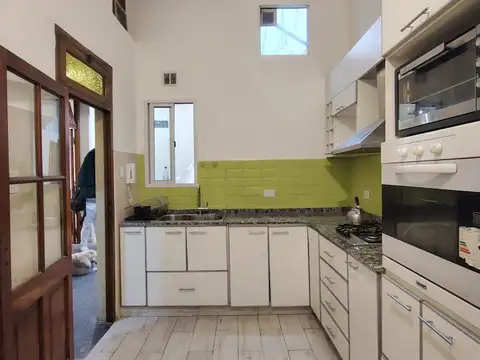 PH de 3 ambientes frente al Parque Chacabuco - Refaccionado y con patio interno - APTO CRÉDITO
