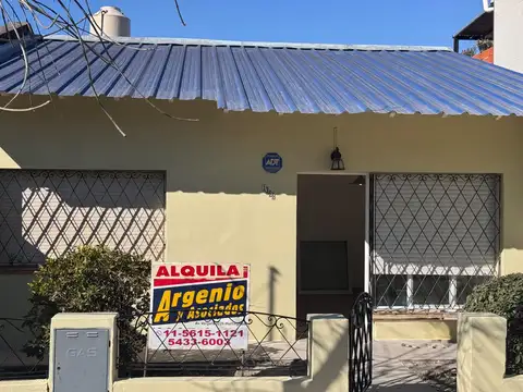 Casa en Alquiler en Ituzaingó – Amplios Espacios y Cochera