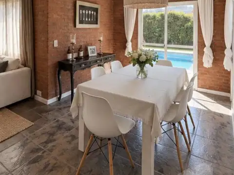 Casa 4 ambientes con 2 baños